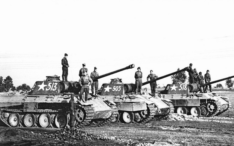Рота трофейных немецких танков Pz.Kpfw. V «Пантера» гвардии лейтенанта Сотникова восточнее Праги (waralbum.ru)