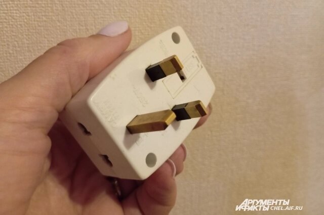    Без переходника телефон не зарядить. Фото:  АиФ/ Надежда Уварова