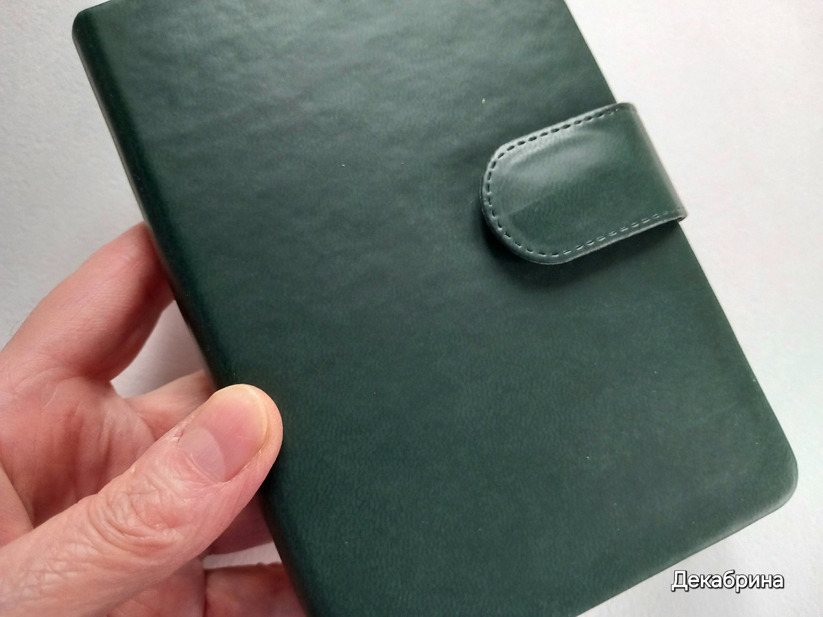 Тёмно-зелёный цвет на всех фото кроме этого не правильный. Поэтому специально сфотографировала на свет.