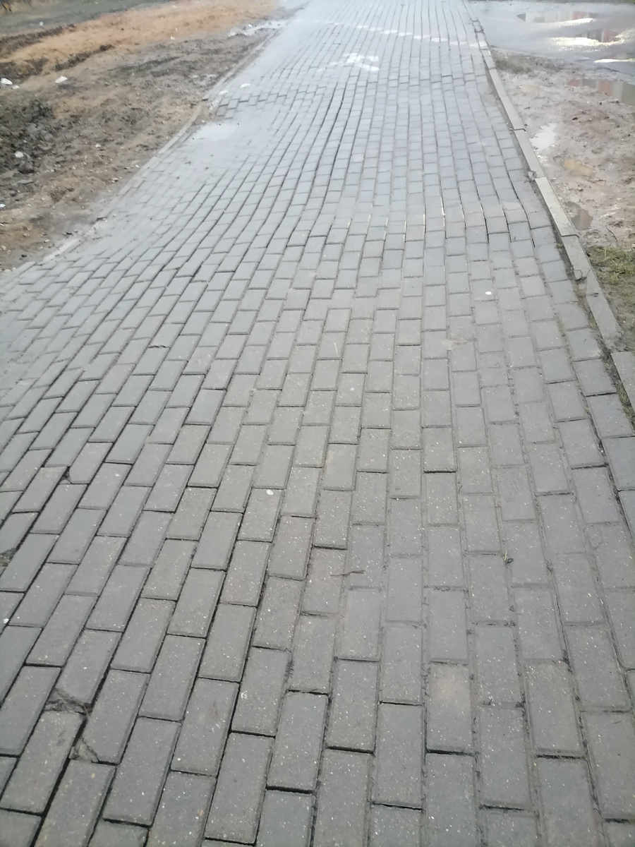 Пешеходные дорожки в ужасном состоянии.