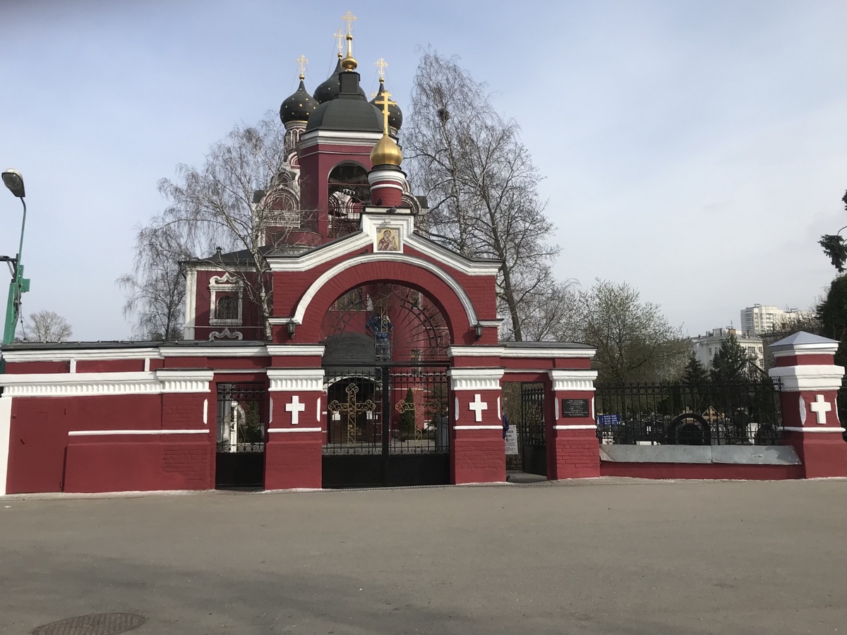 Главный вход в Алексеевское кладбище