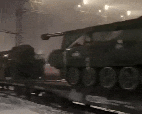    Состав с "Коксанами" движется по просторам Сибири в западном направлении. Пункт назначения поезда и его груза понятен любому взрослому человеку. Источник: ТГ-канал Condottiero