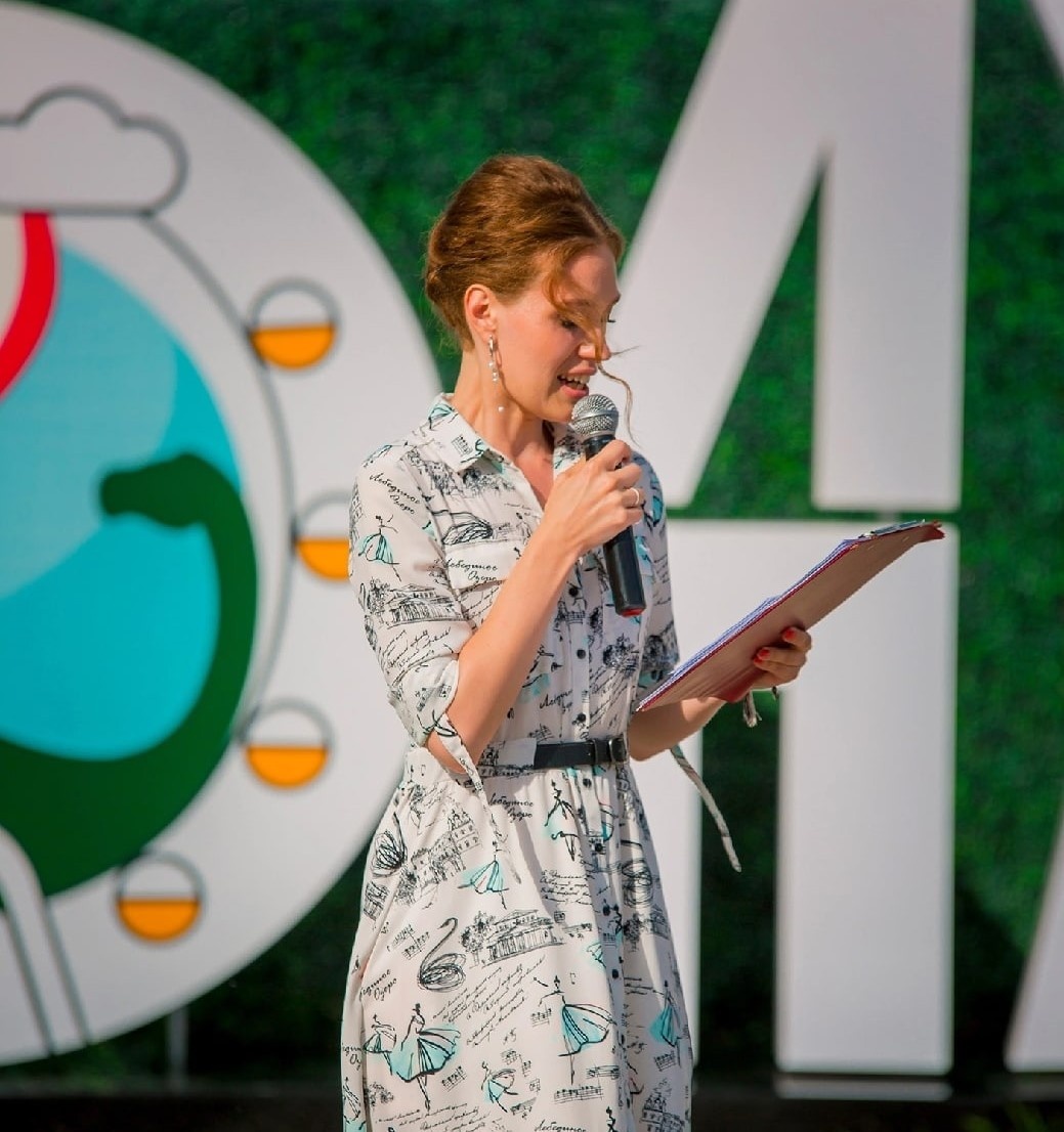 Ведущая на фестивале пирога