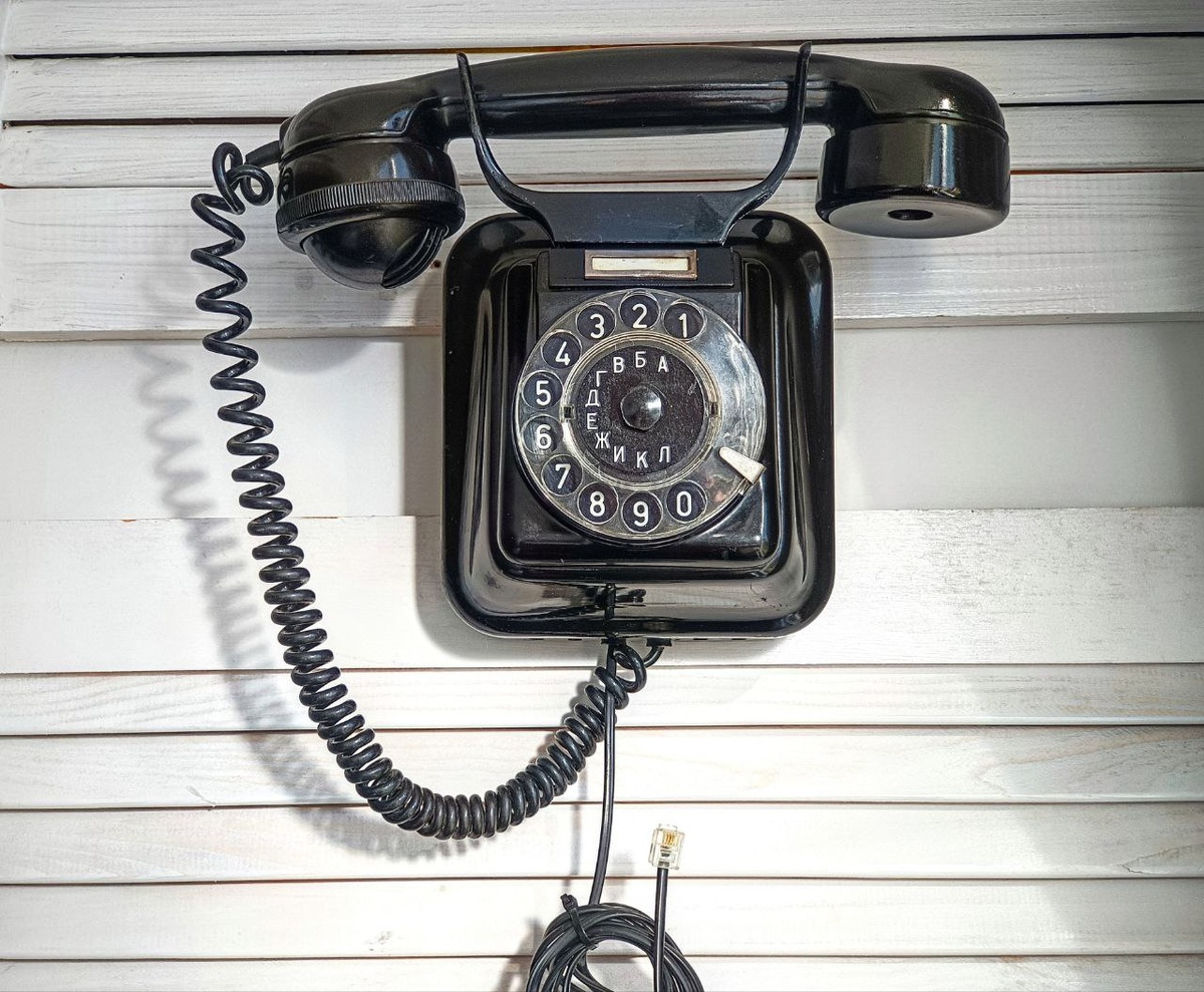 Настенный телефонный аппарат УТА "Красная Заря" 1938 года. Фото автора