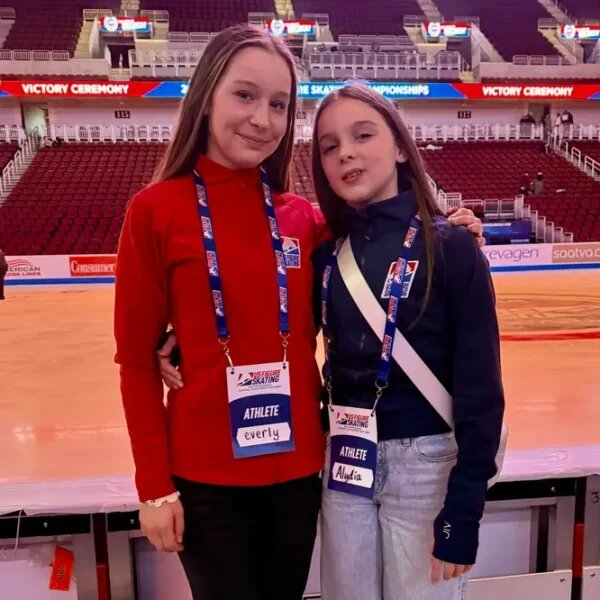    Сёстры-фигуристки из Эшберна, штат Вирджиния: 14-летняя Эверли Ливингстон и её 11-летняя сестра Алидия, фото: thevoicemag.ru