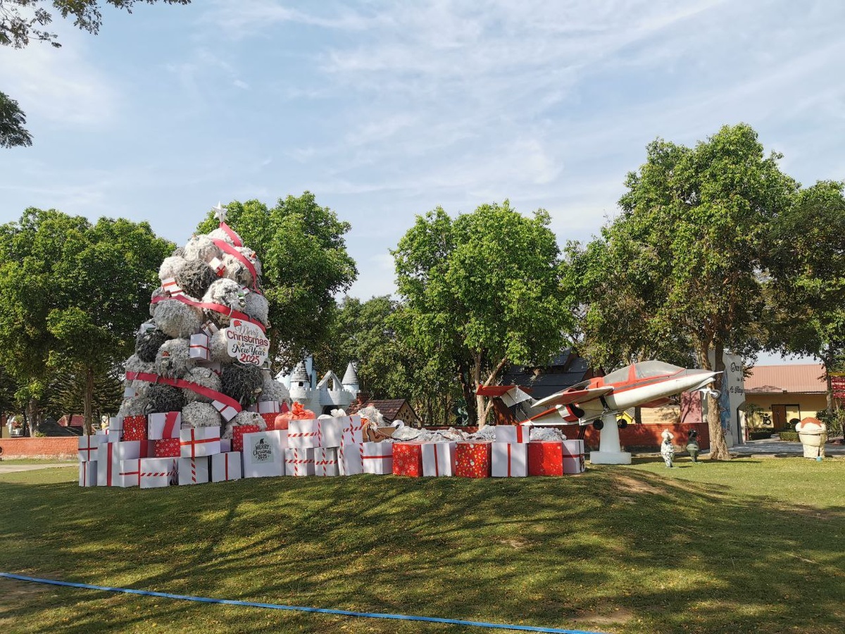 Имитация новогодней ёлки из овечек