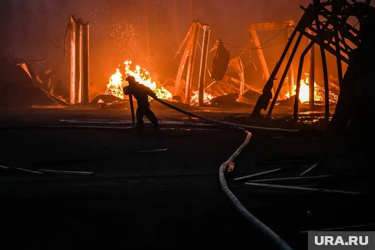 Площадь пожара составила 100 квадратных метров
Фото: Владимир Жабриков © URA.RU