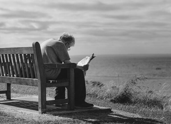 Кто-то из стариков обожает одиночество, но многие с ним не справляются.