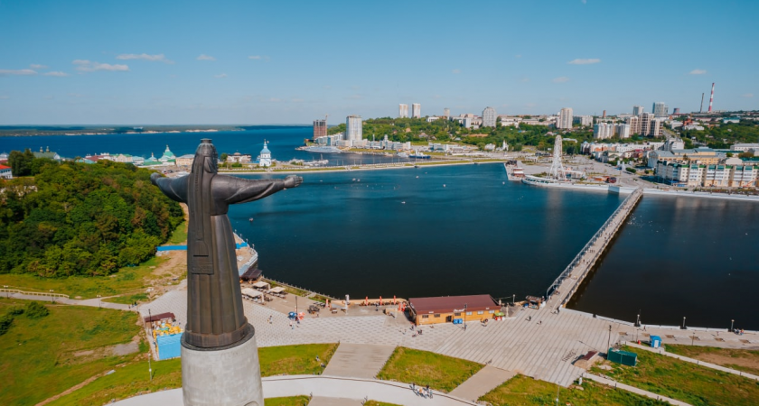 Вид с высоты на Чебоксарский залив. 