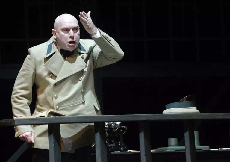  Виктор Сухоруков в роли следователя Порфирия Петровича. 