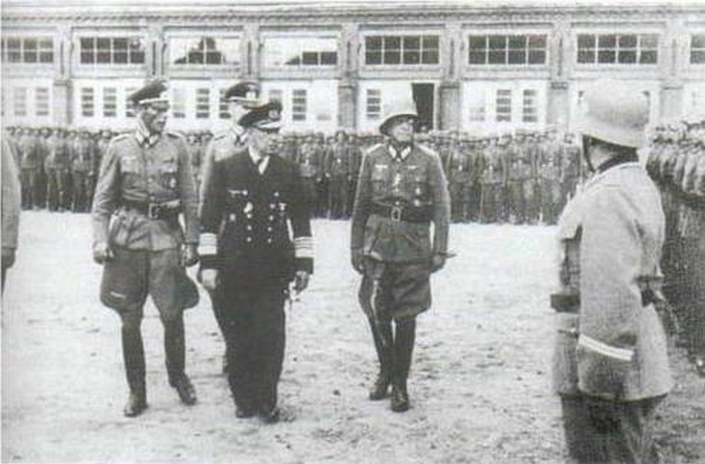 Адмирал Канарис инспектирует полк «Бранденбург».