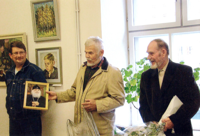 Евгений Устюжанинов передаёт в дар директору Кунгурского музея-заповедника Сергею Мушкалову одну из своих картин