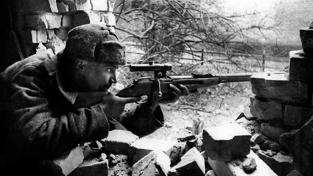 Советский стрелок на позиции. Источник Яндекс картинки.
