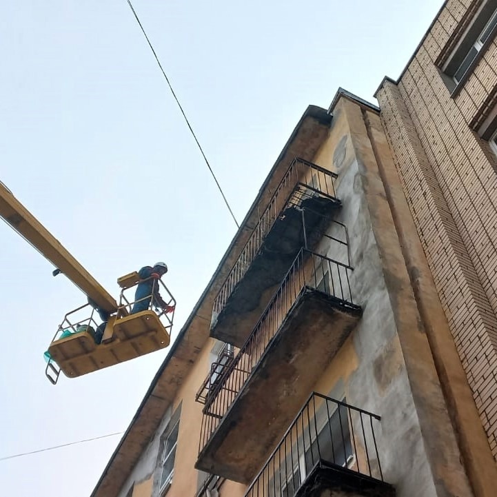    Рабочие защитили пешеходов от разрушения балкона в центре ПетрозаводскаГоскомитет Карелии по жилищному надзору