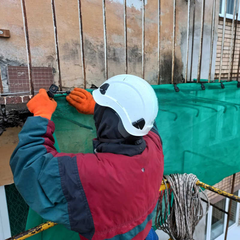    Рабочие защитили пешеходов от разрушения балкона в центре ПетрозаводскаГоскомитет Карелии по жилищному надзору