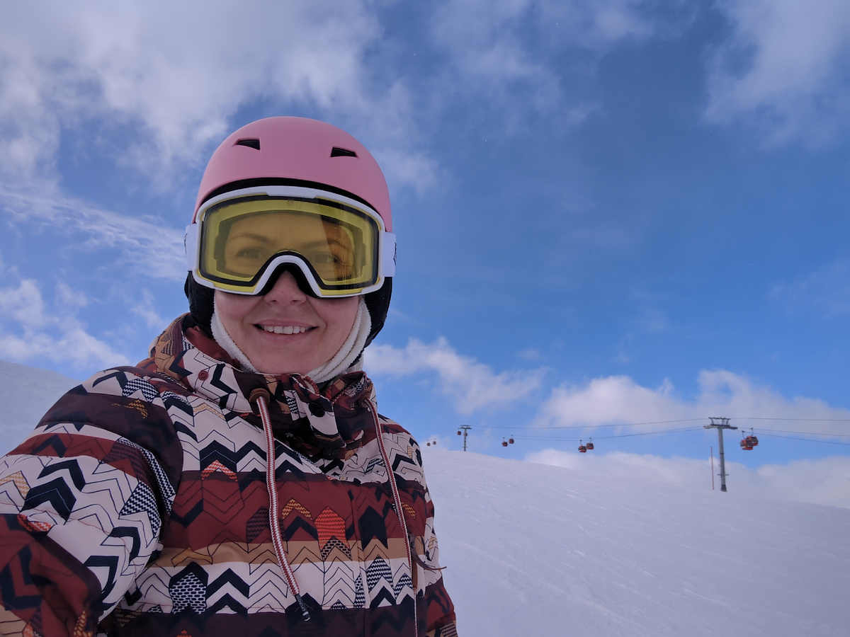 В Архызе довольно много зелёных трасс — комфортно остановиться и поглазеть по сторонам 