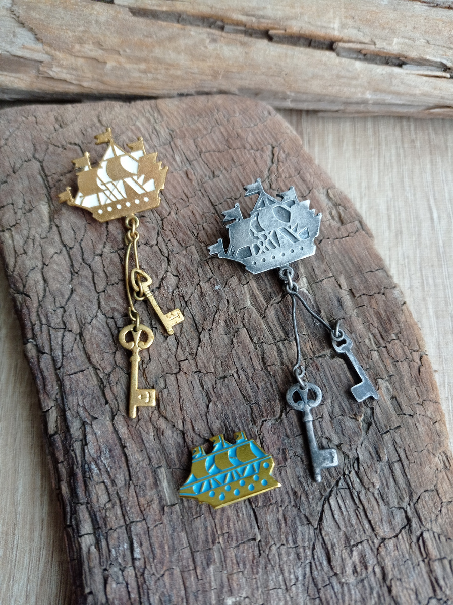 Символ  Ленинграда   - кораблик со шпиля Адмиралтейства и ключи от города. 