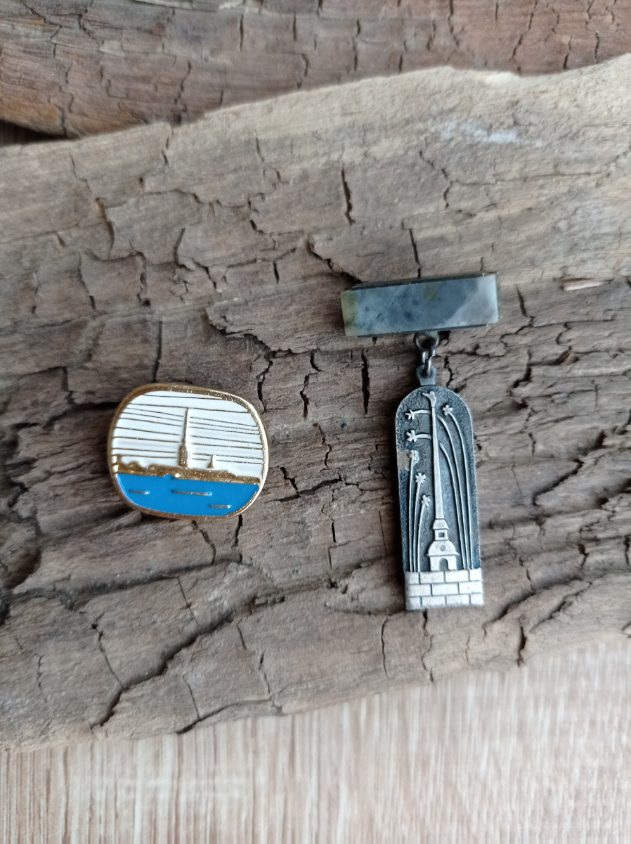 Значок Петропавловская крепость. Ленэмальер. Брошь-значок с подвеской. Салют над Петропавловской крепостью. ЛЮМ. 