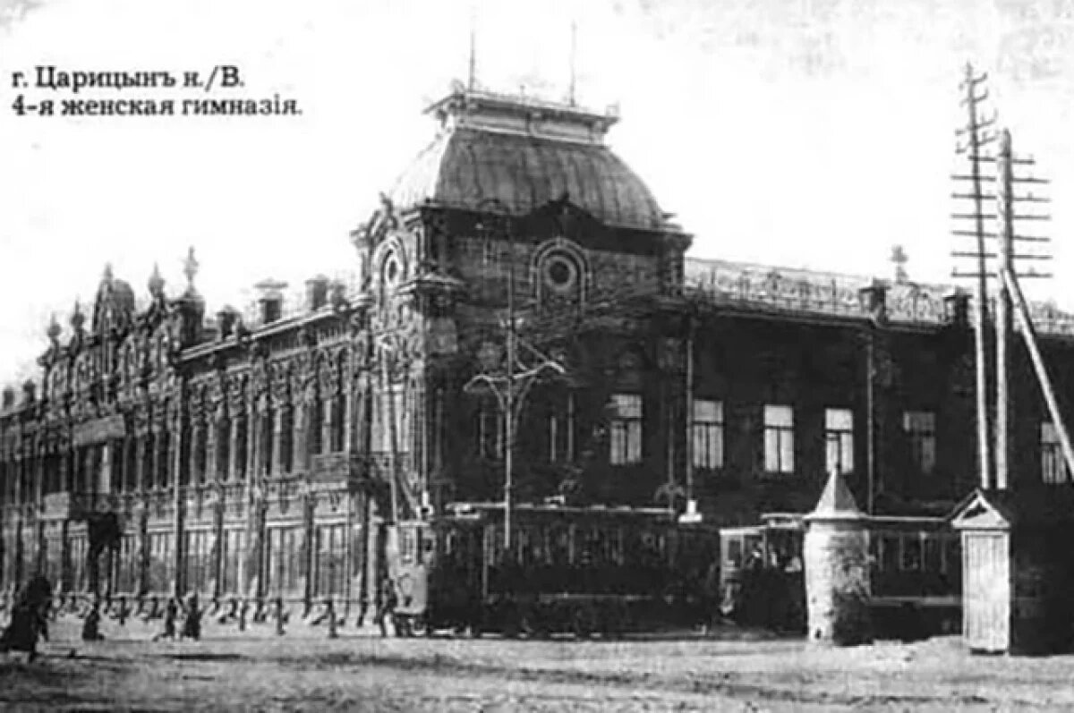    В здании современного Казачьего театра, построенным купцом Шлыковым, в прошлом располагался кинотеатр «Гвардеец», ещё раньше – педагогический институт, а до того женская гимназия.