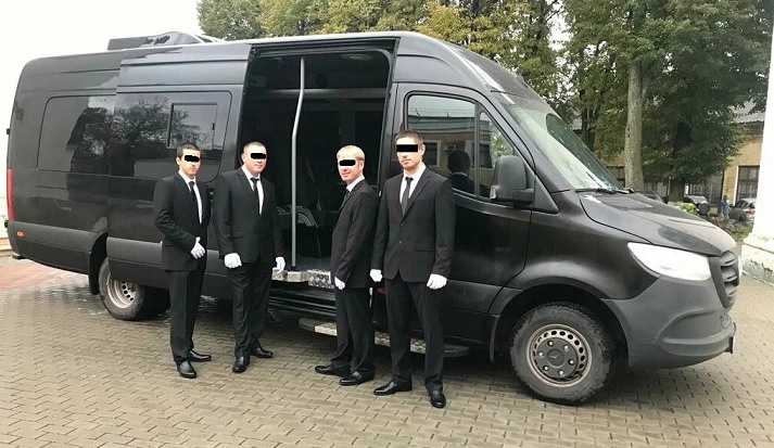 К таким "браткам" неохота попасть ни живым, ни мертвым! (из сети)