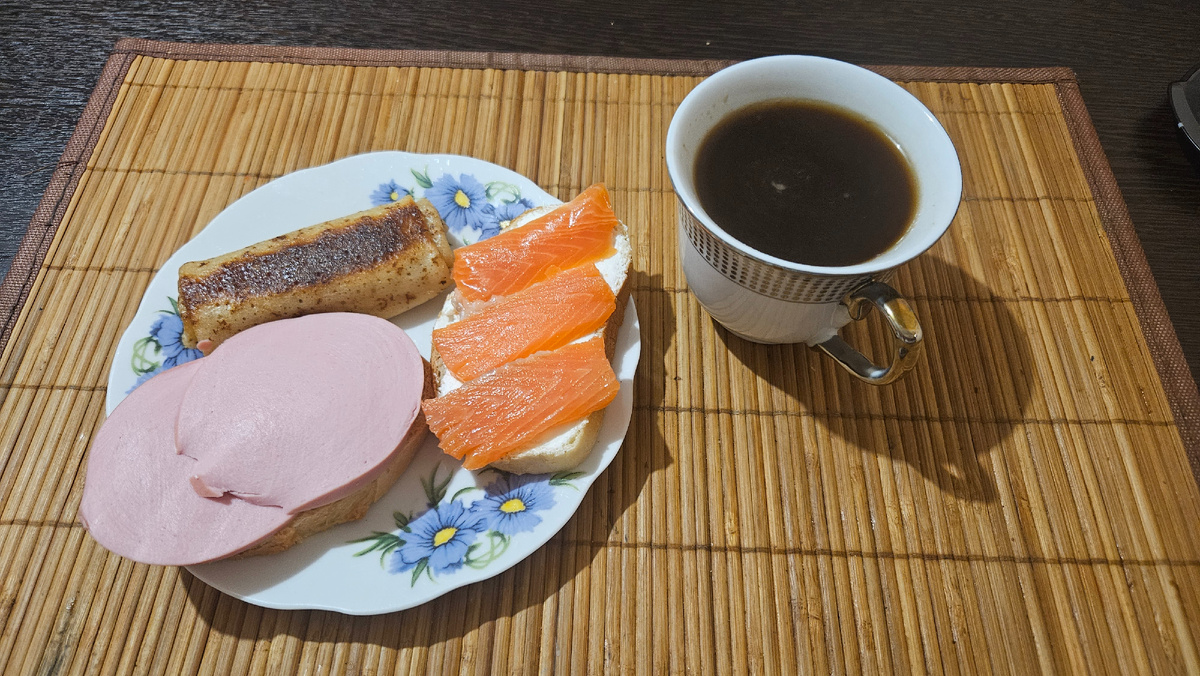 Завтрак. Блинчики с мясом, бутер с колбасой и с сыром и форелью. 429 ккал.