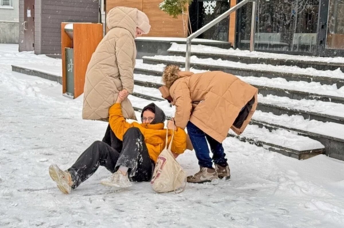    Последствия некачественной уборки тротуаров предстоит разгребать ещё долго.