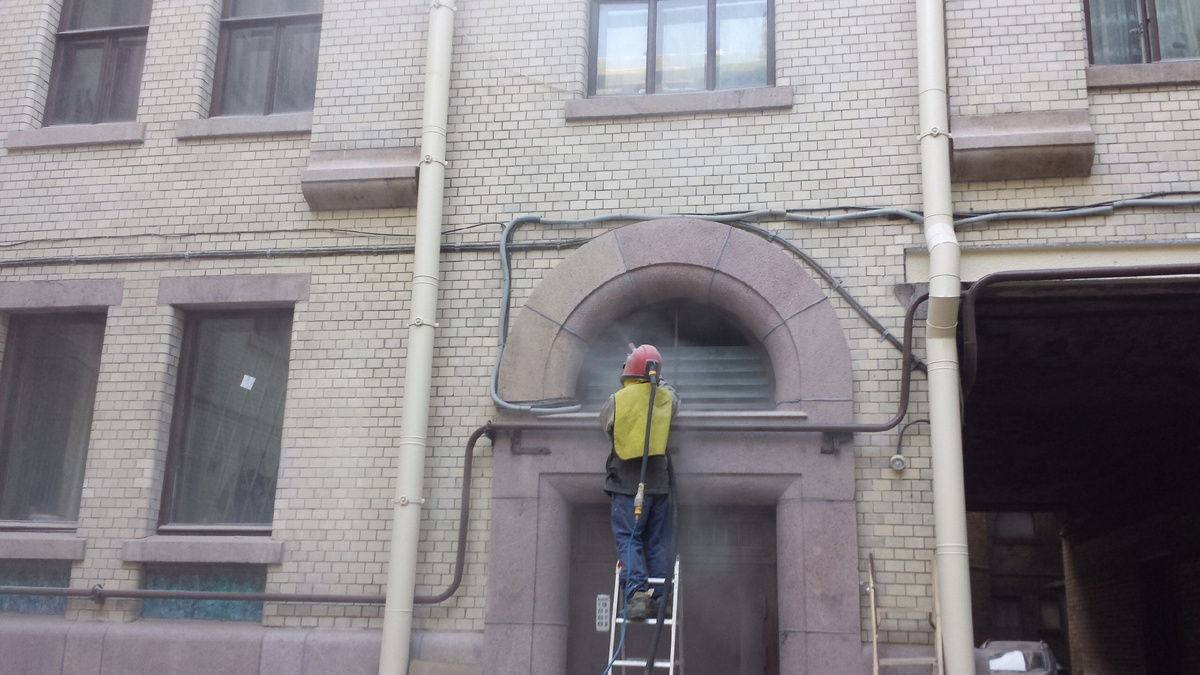 Пескоструйная обработка фасадов: особенности технологии и применение