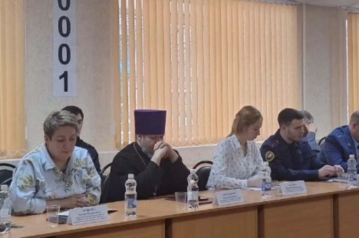    Члены круглого стола на тему «Профилактика национализма и молодежного экстремизма», Николай Грошев на фото второй слева.