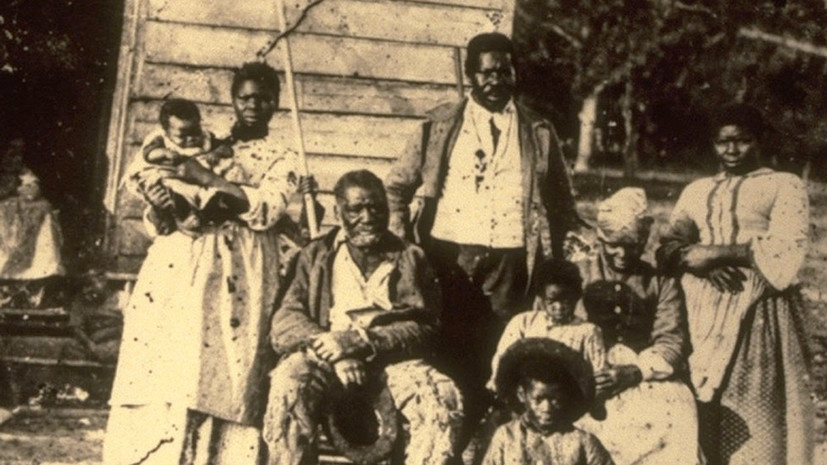     «Ни рабство, ни подневольная работа, если только они не являются наказанием за преступление, за которое лицо надлежащим образом было осуждено, не должны существовать в Соединённых Штатах или в каком-либо ином месте, подчинённом их юрисдикции», — говорится в 13-й поправке к Конституции США globallookpress.com World History Archive