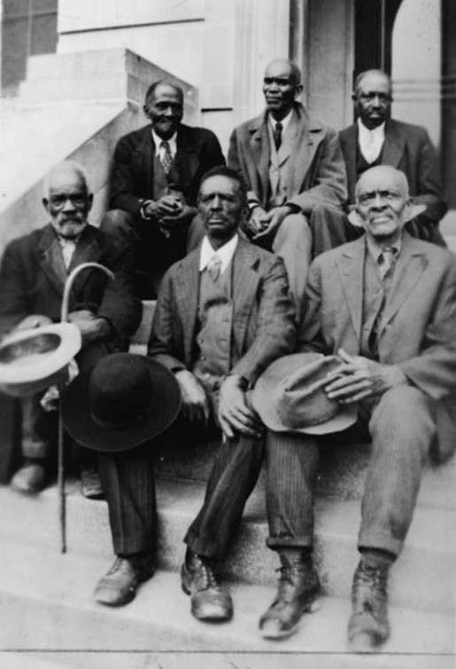    Впервые рабов из Африки доставили на территорию современных США в 1619 году. Дополнительная рабочая сила требовалась для развития сельского хозяйства. Порабощение африканцев оказалось более успешным, чем попытки массово привлечь к труду американских индейцев. На фото: бывшие афроамериканские рабы / Library of Congress