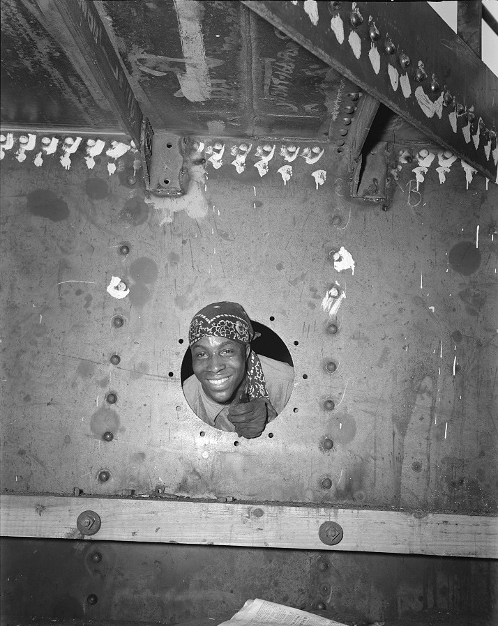    Большинство рабов забирали с западного побережья Африки. Их везли на переполненных кораблях в антисанитарных условиях. Невольники работали главным образом на хлопковых и табачных плантациях юга, некоторые становились домашними слугами. На фото: один из рабов, строивших корабль SS Frederick Douglass / Library of Congress