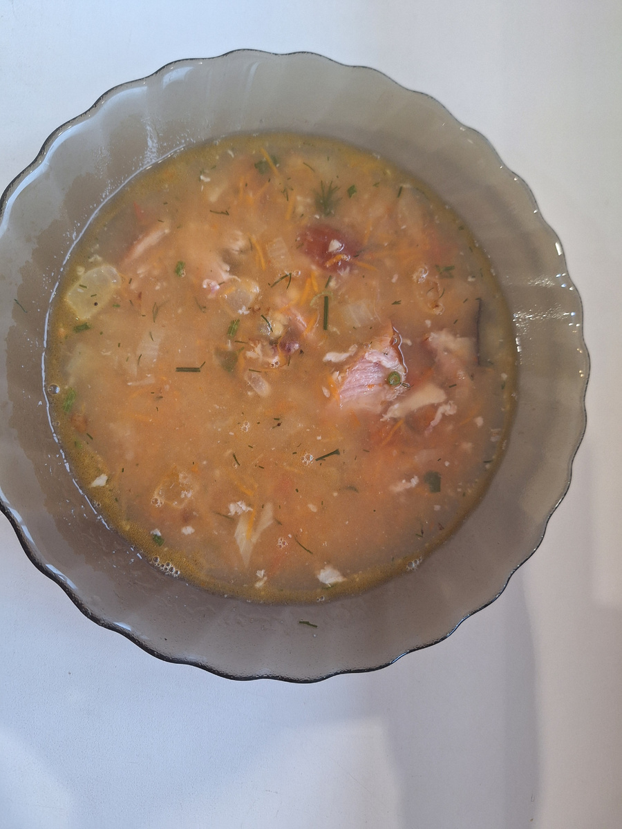 Копченое мясо, горох, специи, зажарка овощная