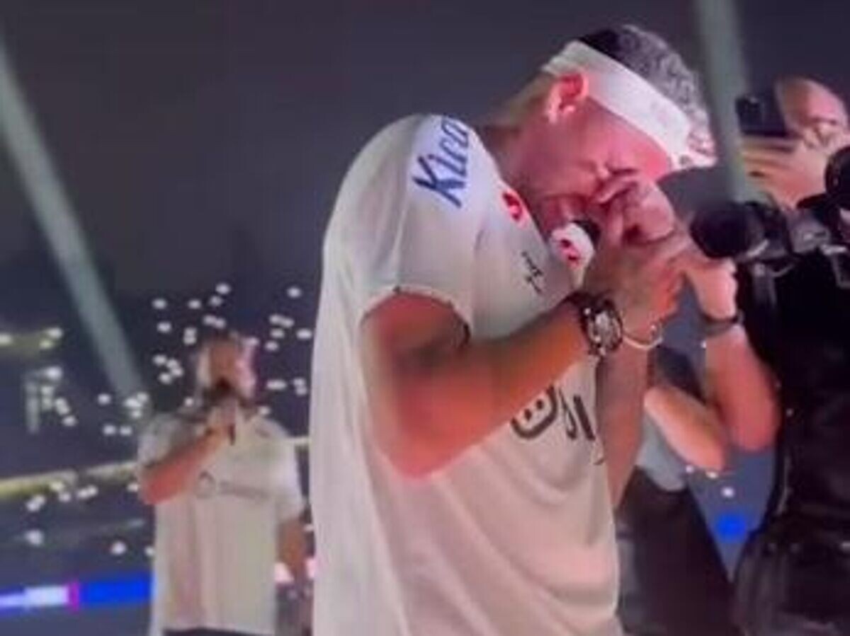    Нападающий Неймар расплакался во время презентации в качестве футболиста "Сантоса"© Кадр видео из соцсетей