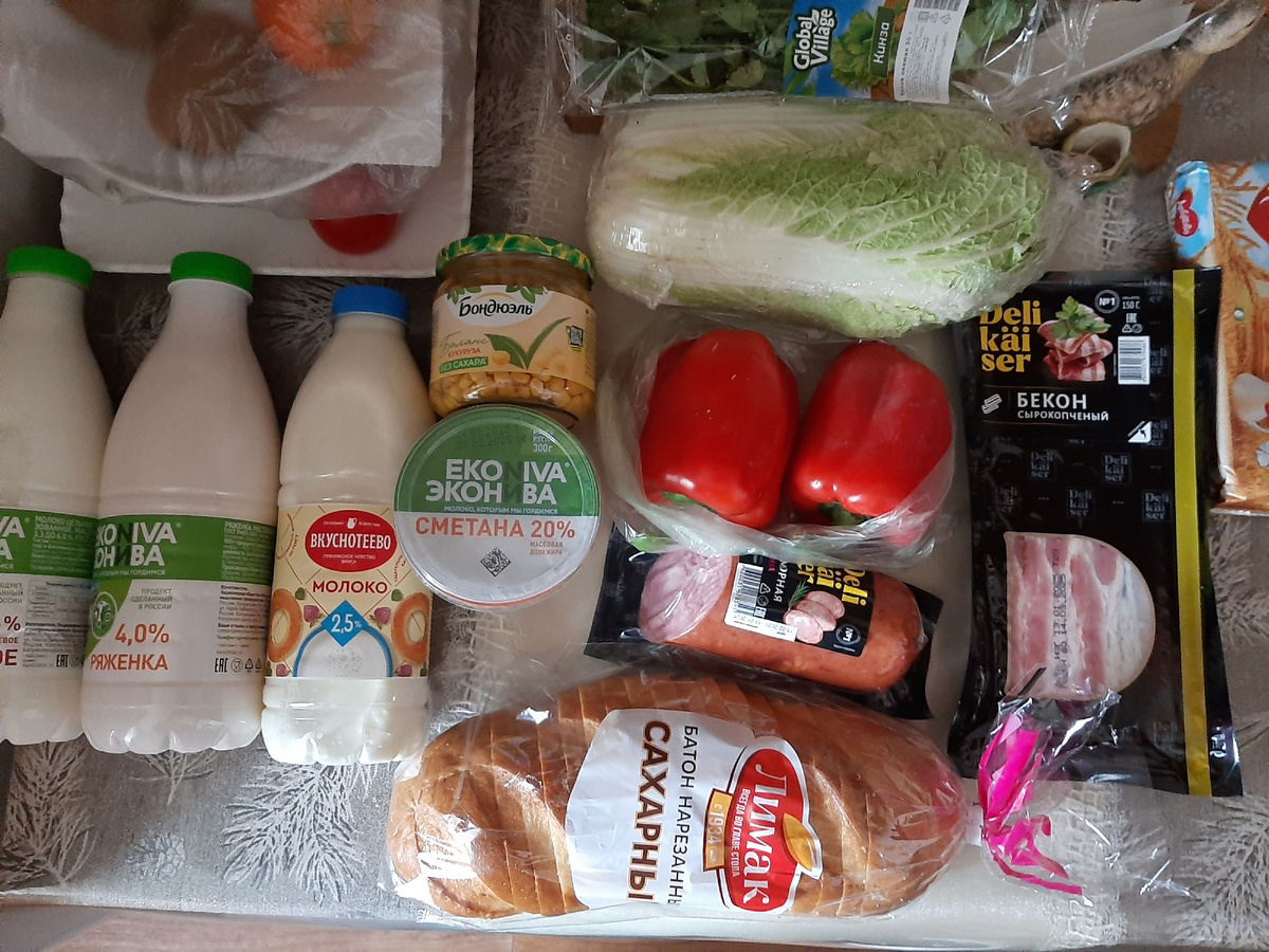 Молоко, ряженка, сметана, китайская куапуста, кинза, перец болгарский, ветчина и сырокопченый бекон. кукуруза без сахара, печенье "Топленое молоко", батон