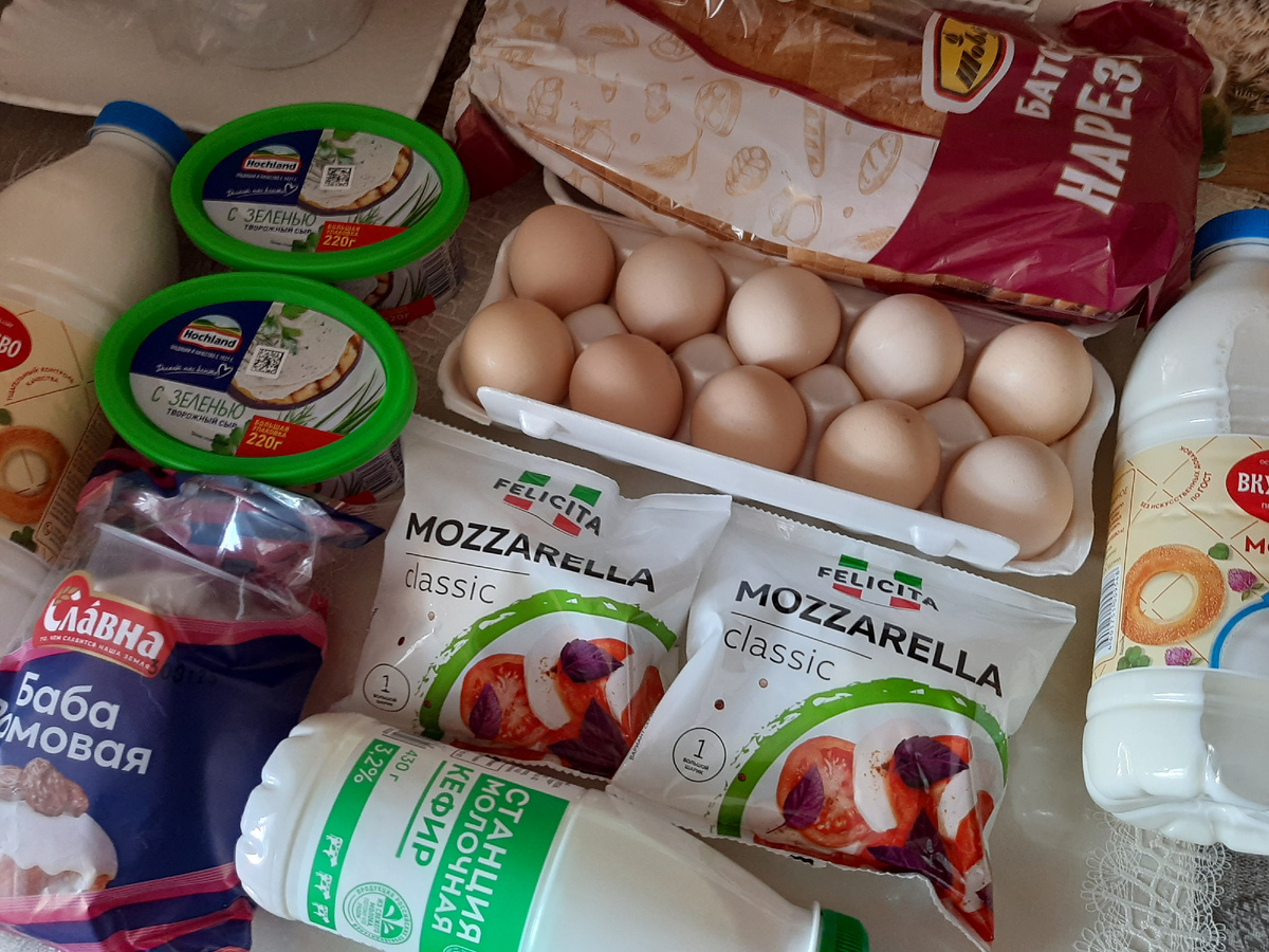 Творожный сыр, моцарелла, кефир, ромовая баба ( кстати вкусный кекс или может мне всё что сладко, то и очень вкусно) Ем понемногу. Яйца. Вот они меня расстроили. Приехали они к нам из Орловской области. Три яйца испорчены— прилипли кк форме, с трещиной и часть вытекла. Написала в отзыве, но осадок неприятный