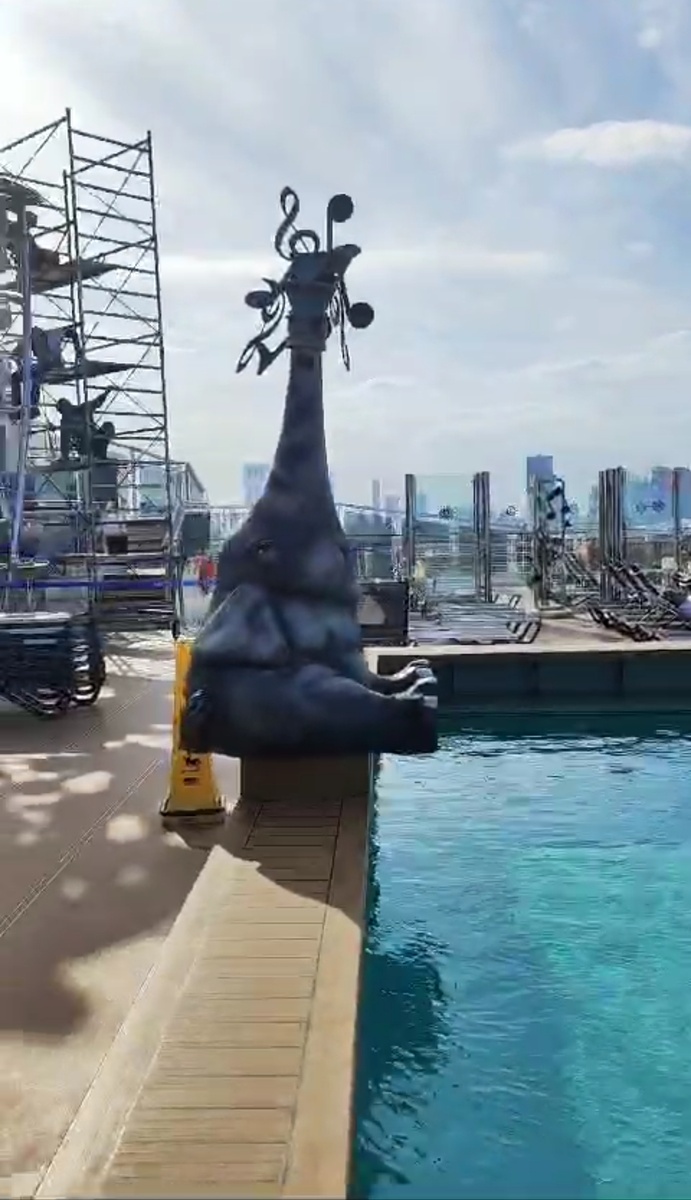 Этот глубже, 1,70 м хотя и меньше размером