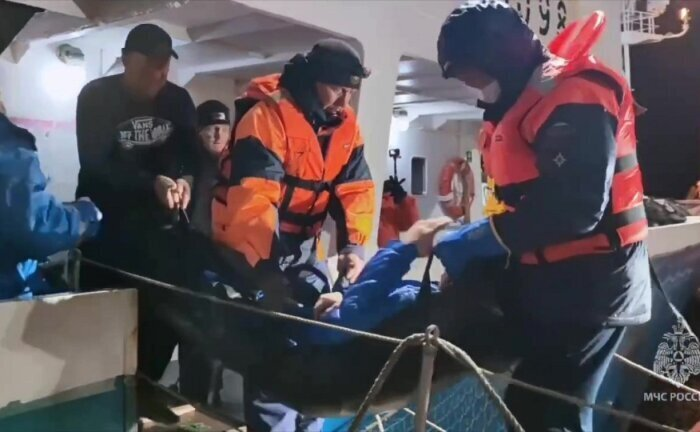 Михаила Пичигина эвакуируют с борта рыболовецкого судна «Ангел» в реанимацию областной больницы Магадана / Фото: ГУ МЧС России по Сахалинской области
