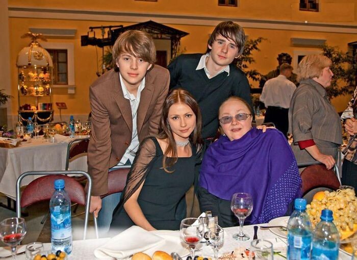 Екатерина Градова с дочерью, сыном и внуком