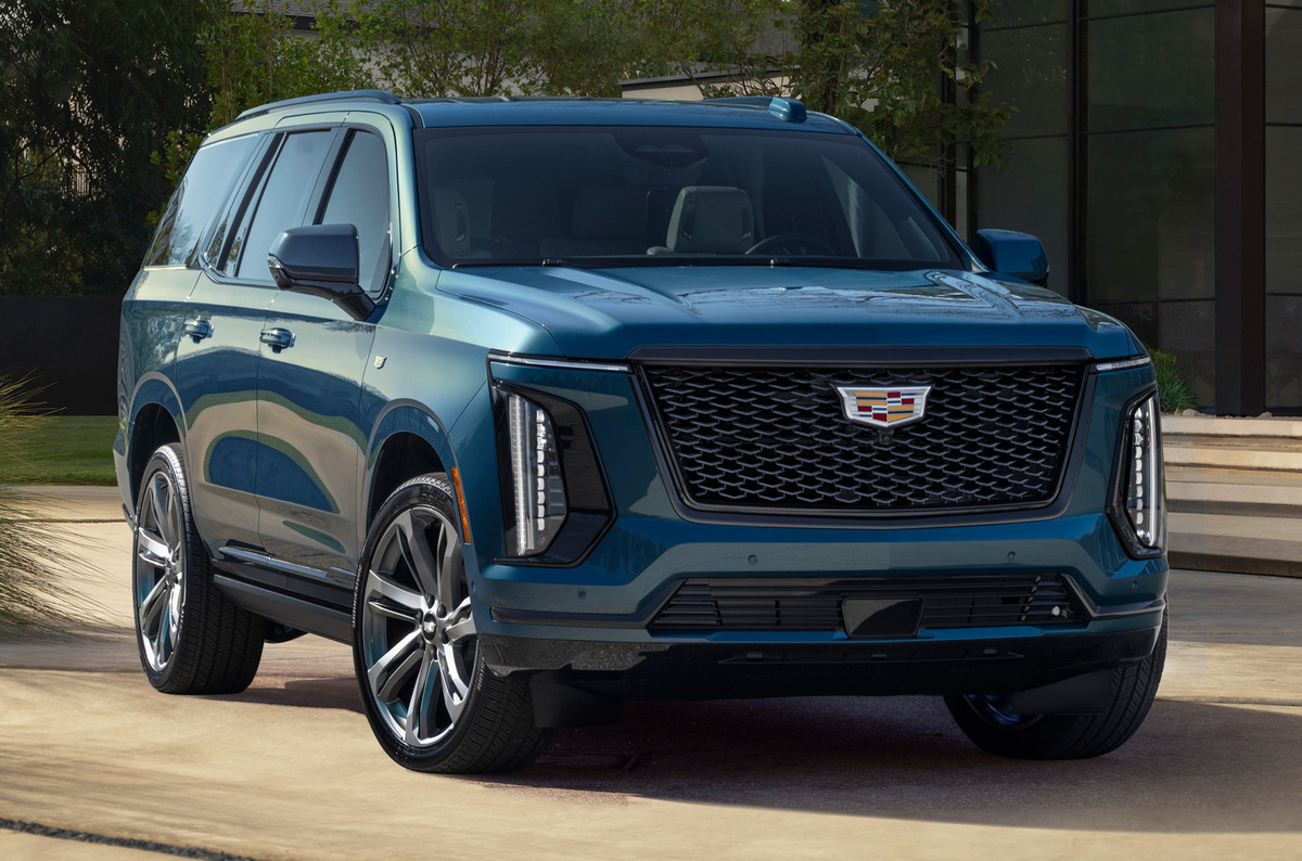    ### Cadillac Escalade Минувшим летом огромный внедорожник со стандартной и удлинённой колёсной базой претерпел рестайлинг. Среди его отличительных особенностей видоизменённая передняя часть кузова с огромными вертикальными фарами и стандартные колёса 22-дюймовые, за доплату — диаметром 24 дюйма. Гамма дополнена новыми цветами — зелёным Aegean Stone, синим Deep Sea Metallic и бежевым Latte Metallic.   
Cadillac