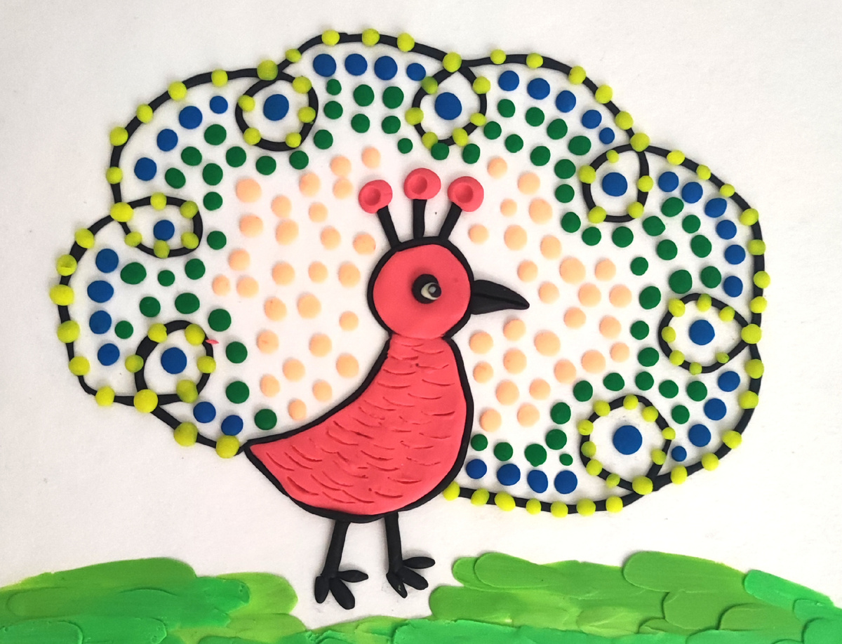 Готовый вариант аппликации из пластилина на картоне Павлин из пластилиновых шариков на канале Лепим с Таней.