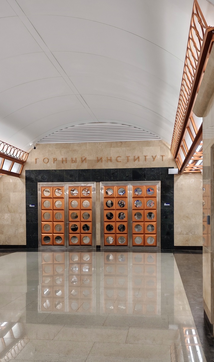 Станция метро «Горный институт»