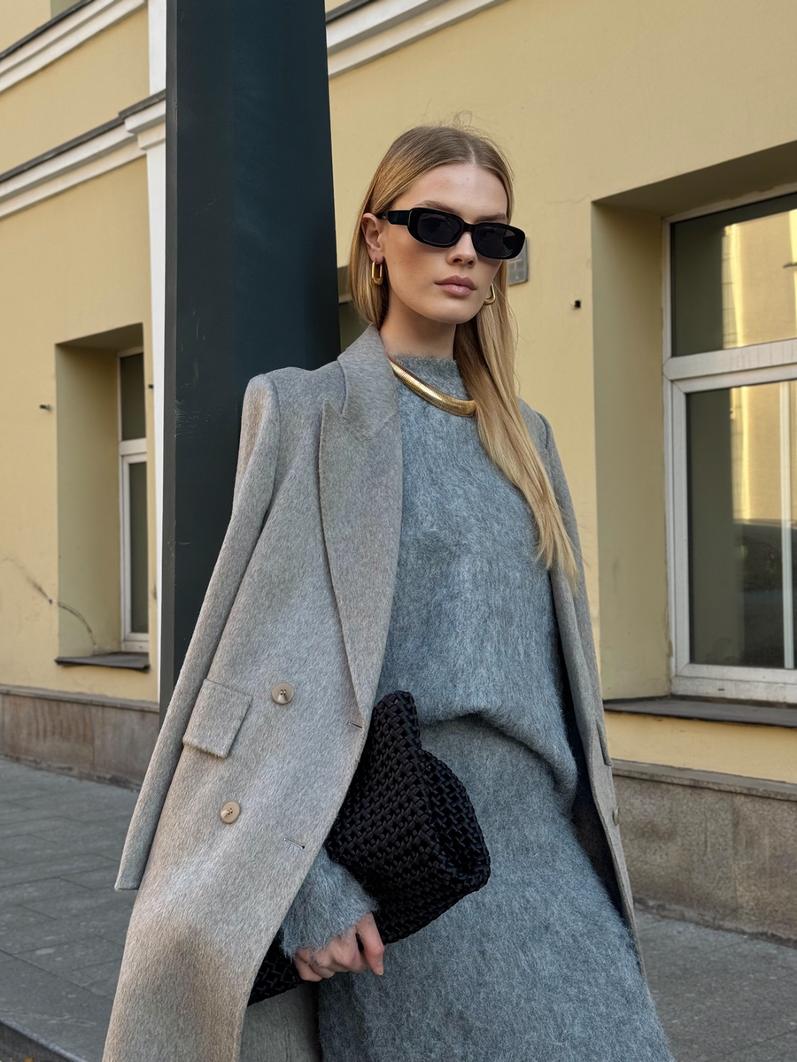 Это на самом деле бежевое пальто в холодных оттенках этого цвета. Но если вам проще, можете назвать его светлосерым.