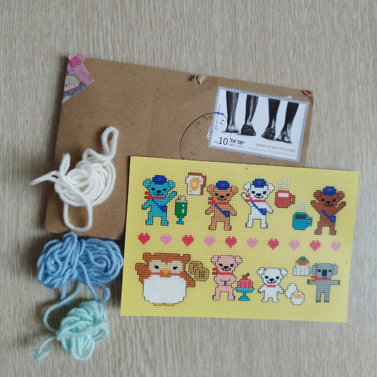 Интересная открытка и марка с ногами.