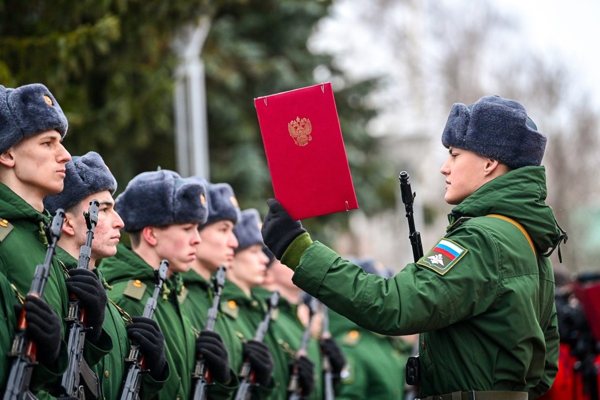    В Петрозаводске новобранцы железнодорожной бригады ЛВО приняли присягу. Фото: "Республика"/Сергей Юдин