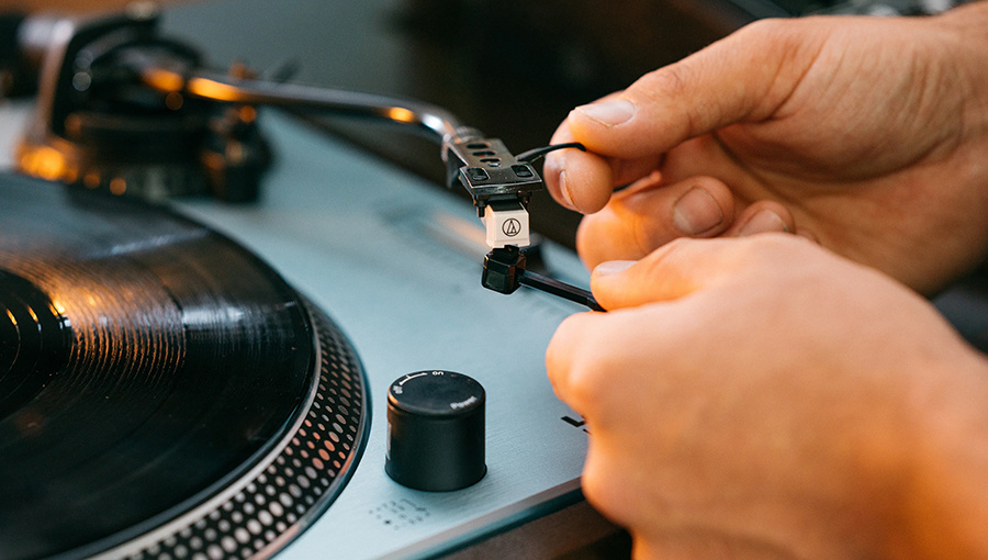 От того, насколько часто вы пользуетесь проигрывателем, зависит частота таких «генеральных уборок» (Источник: Lenco)
