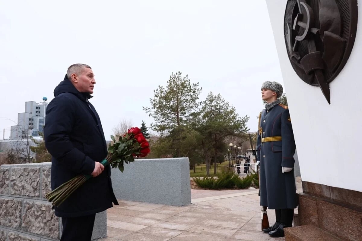    Память защитников Отечества почтил в Волгограде губернатор Андрей Бочаров