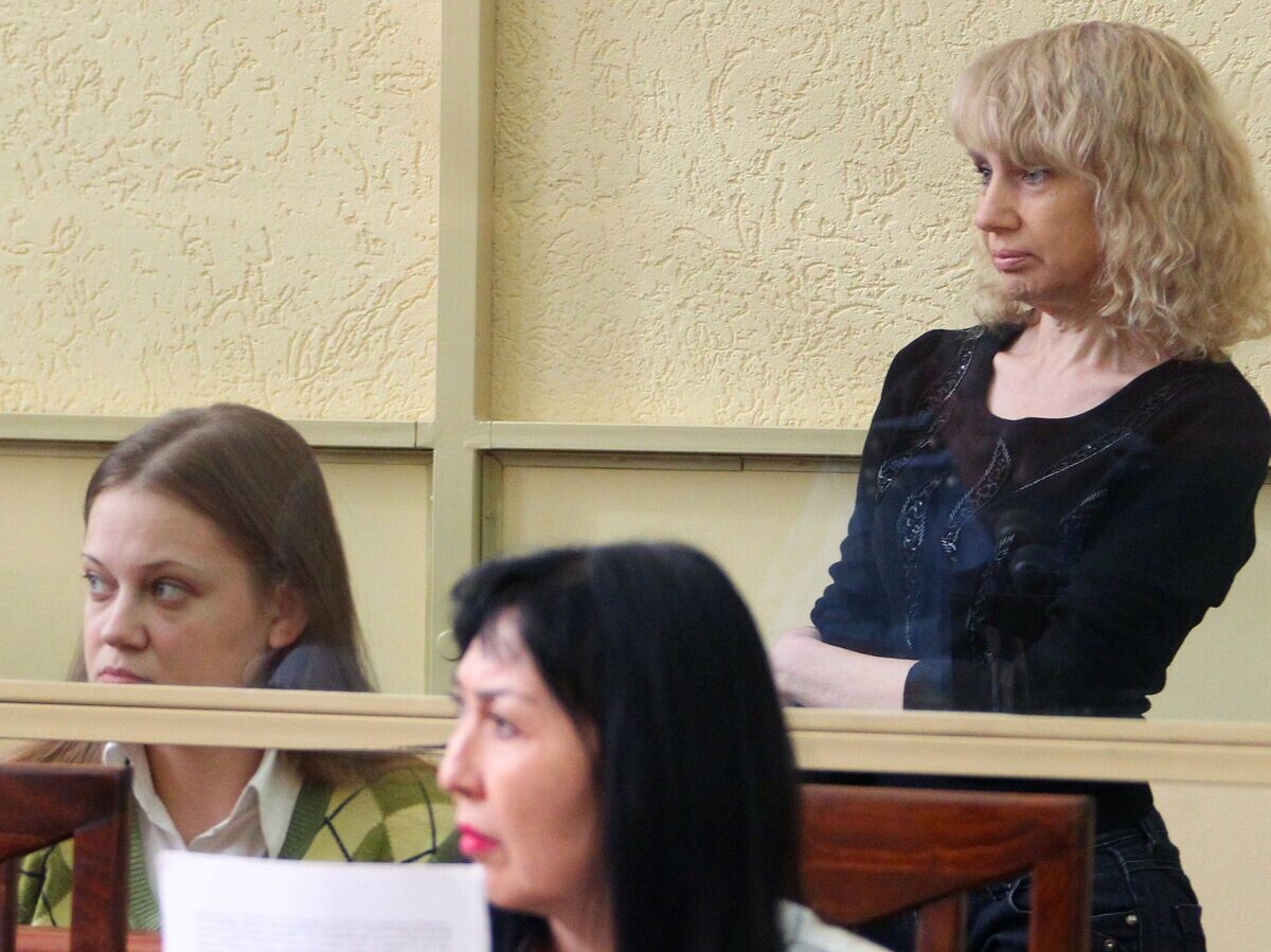    Инесса Тарвердиева и Анастасия Синельник, обвиняемые в бандитизме и убийствах, во время судебного заседания в Ростовском областном суде. 24 февраля 2016 года© РИА Новости / Федор Ларин