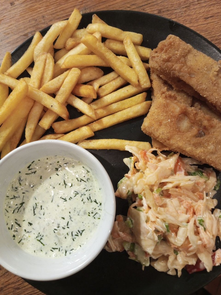 Вот такой английский ужин у меня получился. Правда, в процессе приготовления обнаружилось, что ананасов то у меня для салата и нет. Поэтому я в капусту добавила немного зеленого лука и стеблей сельдерея и при заправке добавила немного сахара, чтобы придать сладости. Тоже очень неплохо получилось.