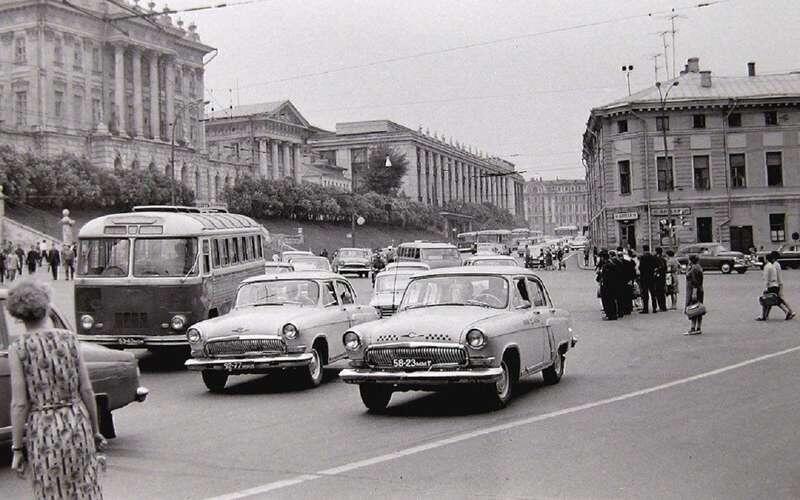    Столица СССР полувековой давности. Автомобилей, по нынешним меркам, практически нет. Проблем с парковкой – тоже.