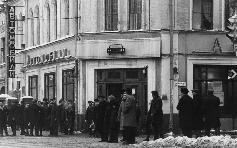    Столичный автомагазин на Бакунинской выглядел довольно смешно… Очередники заходили туда, чтобы уточнить на бумажном табло текущий номер очереди на Запорожец, Москвич или Волгу.